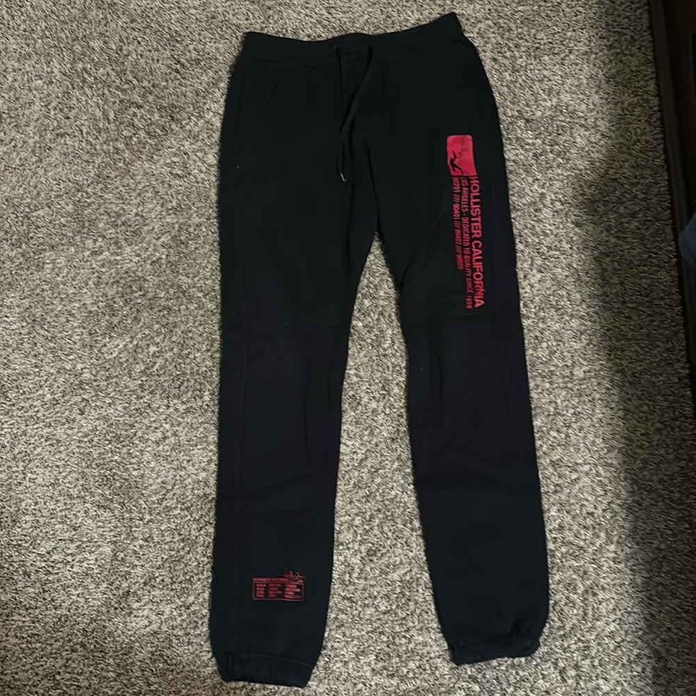 Hollister Men's Stacked Skinny Jogger Pants (Black & Red Graphics / Small